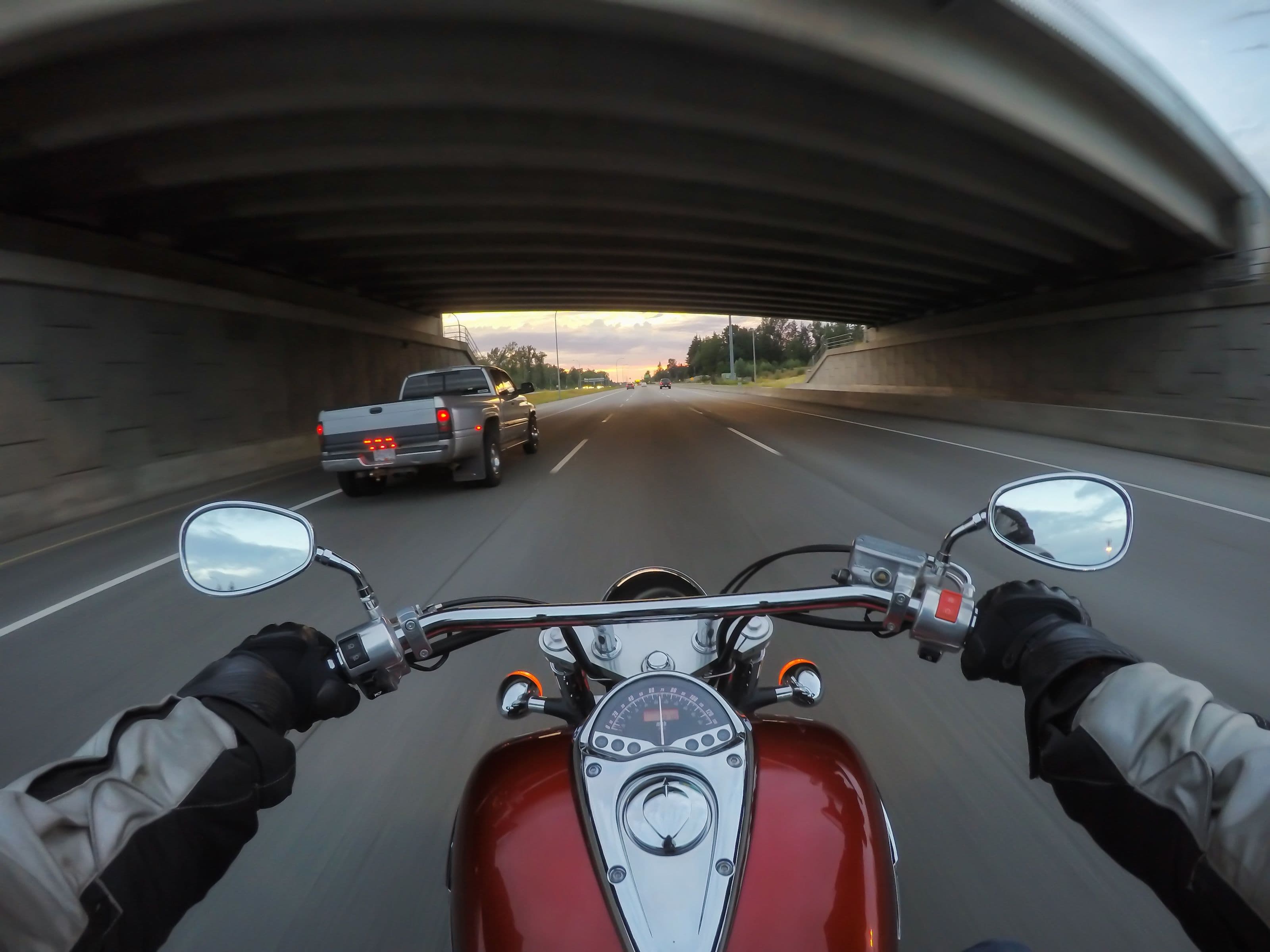 Washington state motorcyclists traveling in middle lane and minimizing risk of lane splitting accidents